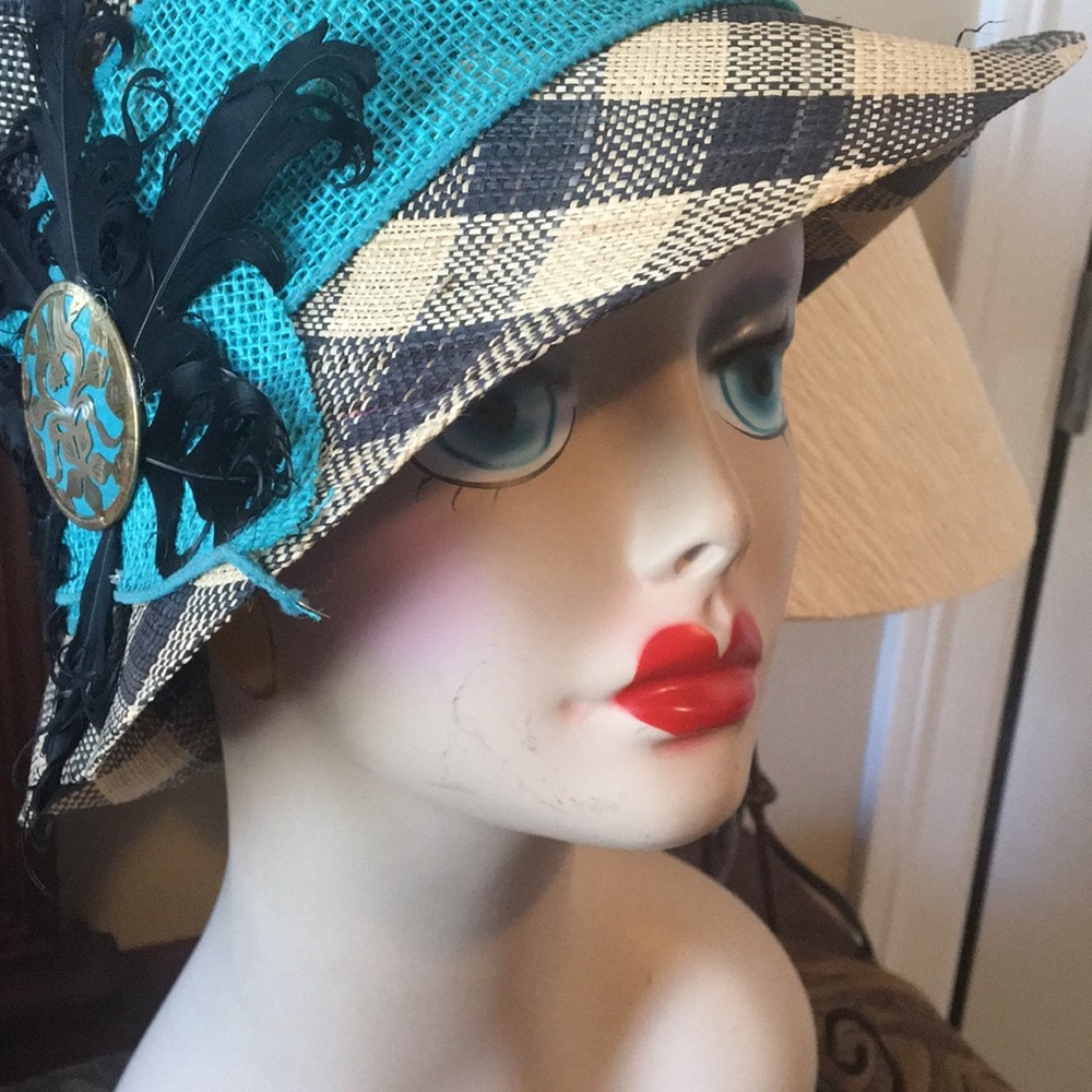 Hand adorned straw hat - Picture 2 of 5